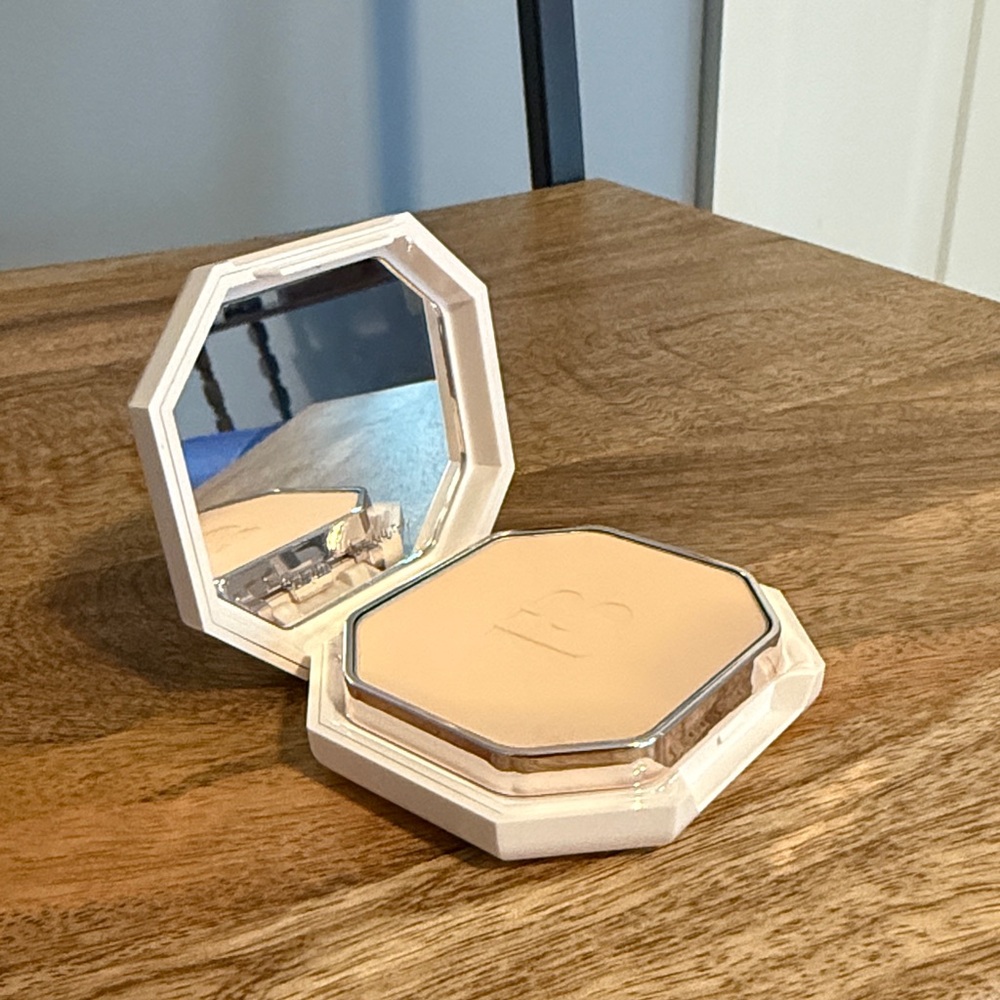 Fenty Beauty Pro Filt'r Soft Matte Foundation Shade 120 (fair neutral) - Picture 3 of 4